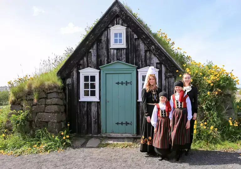 Girls wearing the Icelandic national outfit