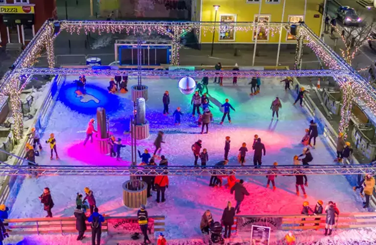 Ingólfssquare ice skating rink with people